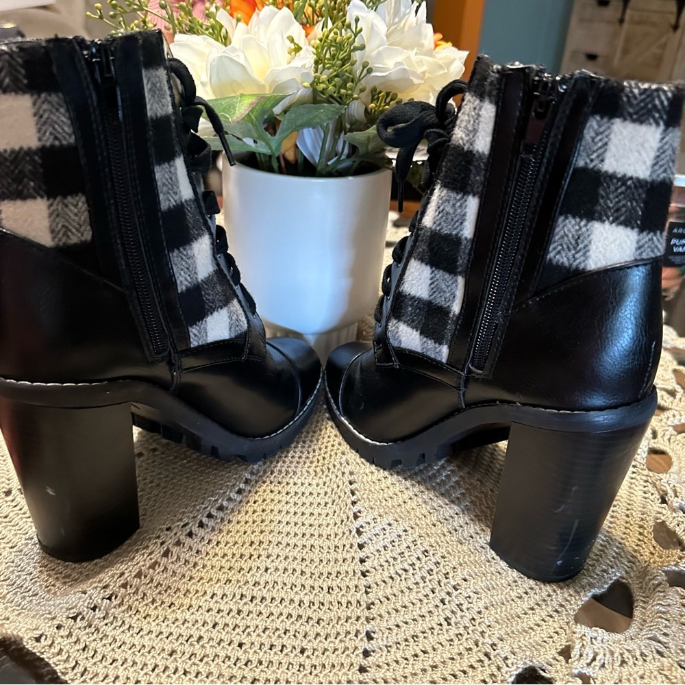 Like new woman’s combat boots - Picture 6 of 6
